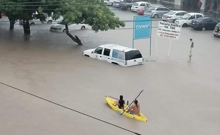 Inundaciones por fuertes lluvias en Lázaro Cárdenas, Michoacán - La Jornada  Videos