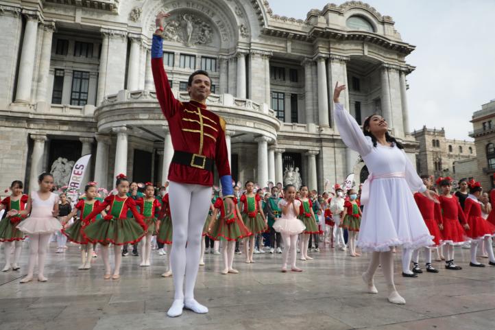 La Jornada - Clásico navideño 'El cascanueces' alegra Bellas Artes