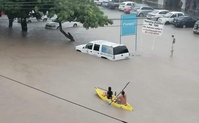 Inundaciones por fuertes lluvias en Lázaro Cárdenas, Michoacán - La Jornada  Videos