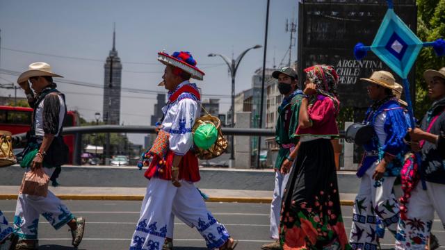 La caravana wixárika permanecerá en la Ciudad de México hasta que AMLO la reciba