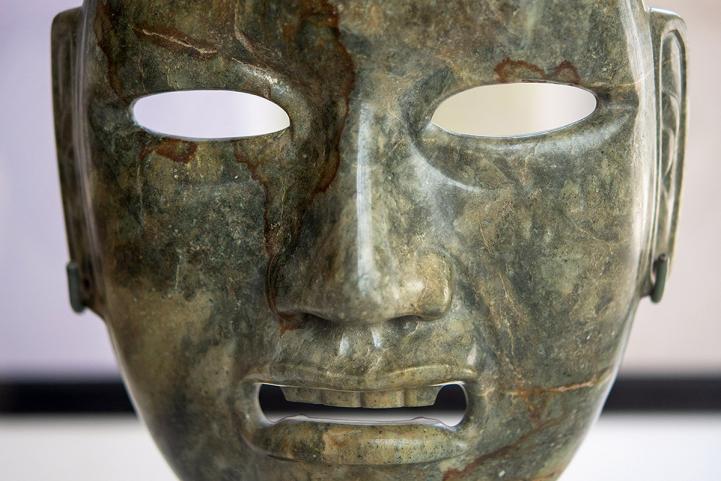 La Jornada - Presenta el MAX máscara olmeca de malaquita repatriada desde NY
